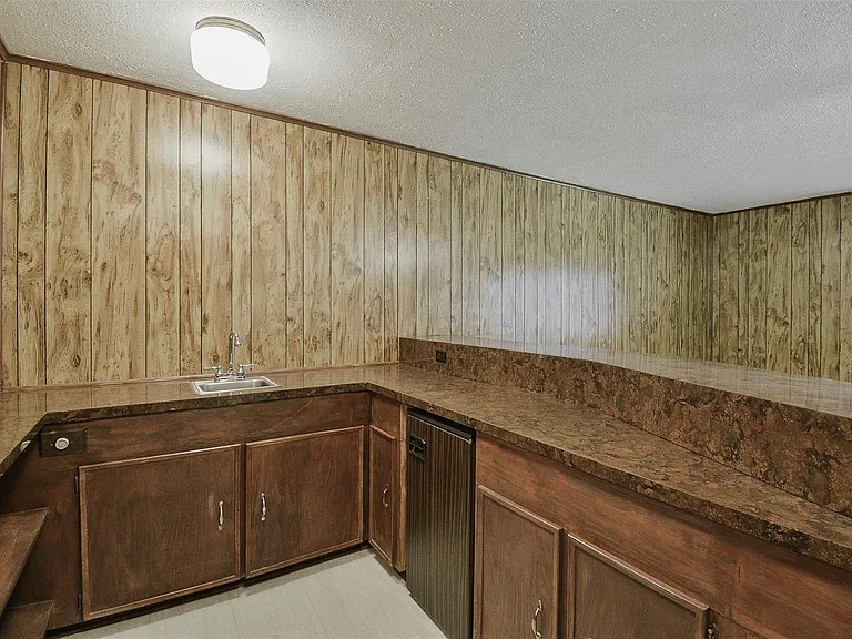 13915 Roundstone Ln — Photo 23