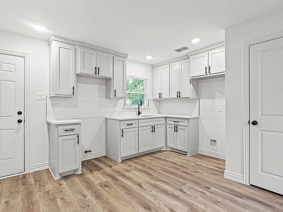 5th image of 6106 Flagstaff Dr