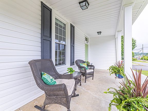 3rd image of 484 Colonial Rd