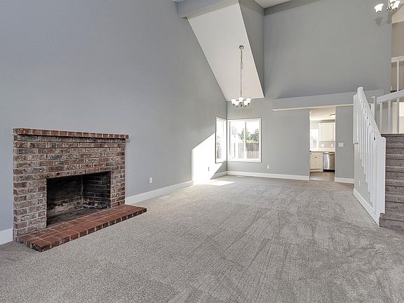 5th image of 284 SE 40th Ave