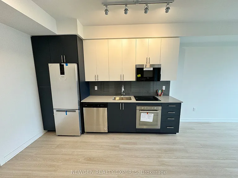 415 Main St W #603 — Photo 3