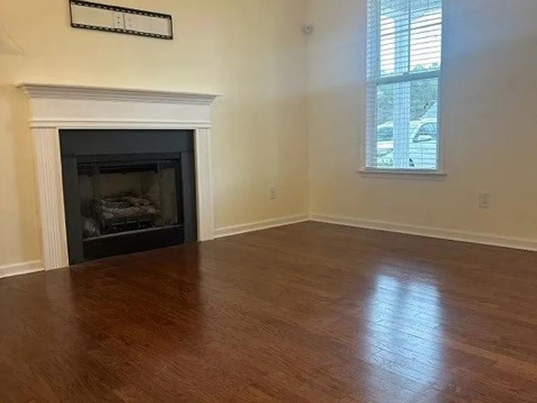 103 Grand Oaks Dr — Photo 2