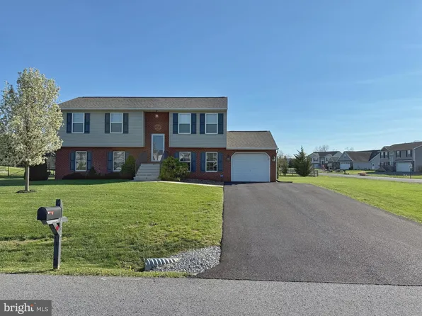 852 Bristol Dr, Greencastle, PA 17225