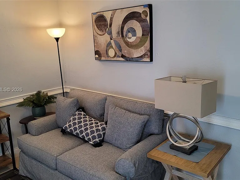 320 NE 11th Ave #1 — Photo 2