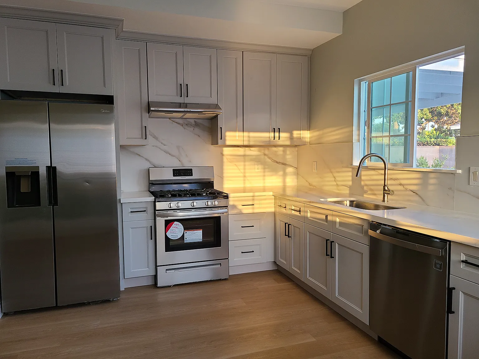 2 bed, 730 sqft, $2,400 — Photo 2