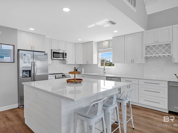 4th image of 1284 W Lagoon Ave