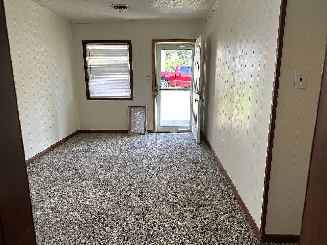 3 bed, 1.0 bath, 1095 sqft, $1,350 — Photo 3