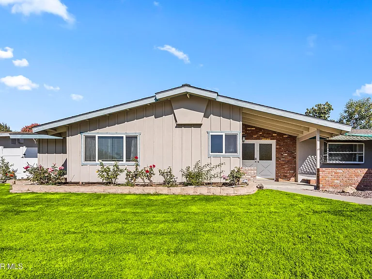 1217 Coventry Dr — Photo 1
