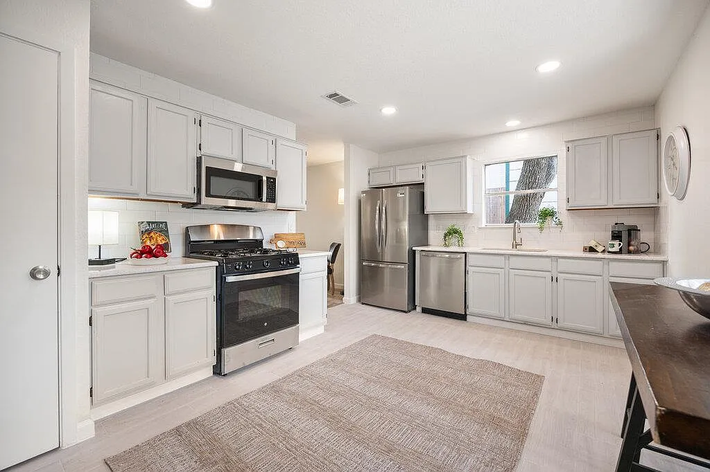 3 bed, 2.0 bath, 1423 sqft, $3,000 — Photo 2