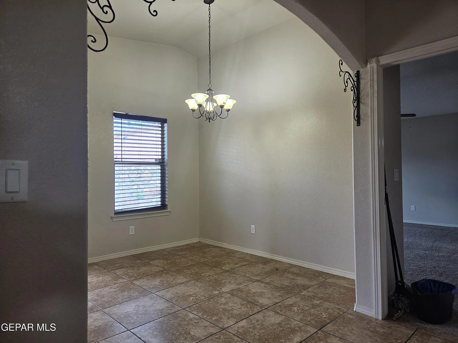 3 bed, 2.0 bath, 1299 sqft, $1,600 — Photo 4