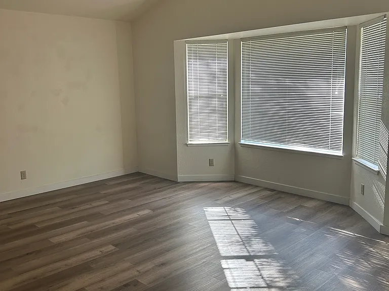 5560 Riverwood Ct — Photo 3
