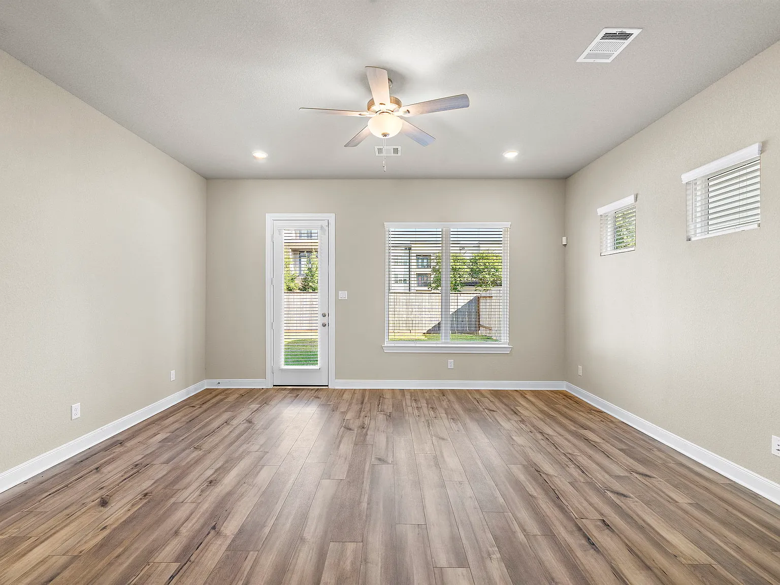 4 bed, 3.5 bath, 2955 sqft, $3,450 — Photo 3