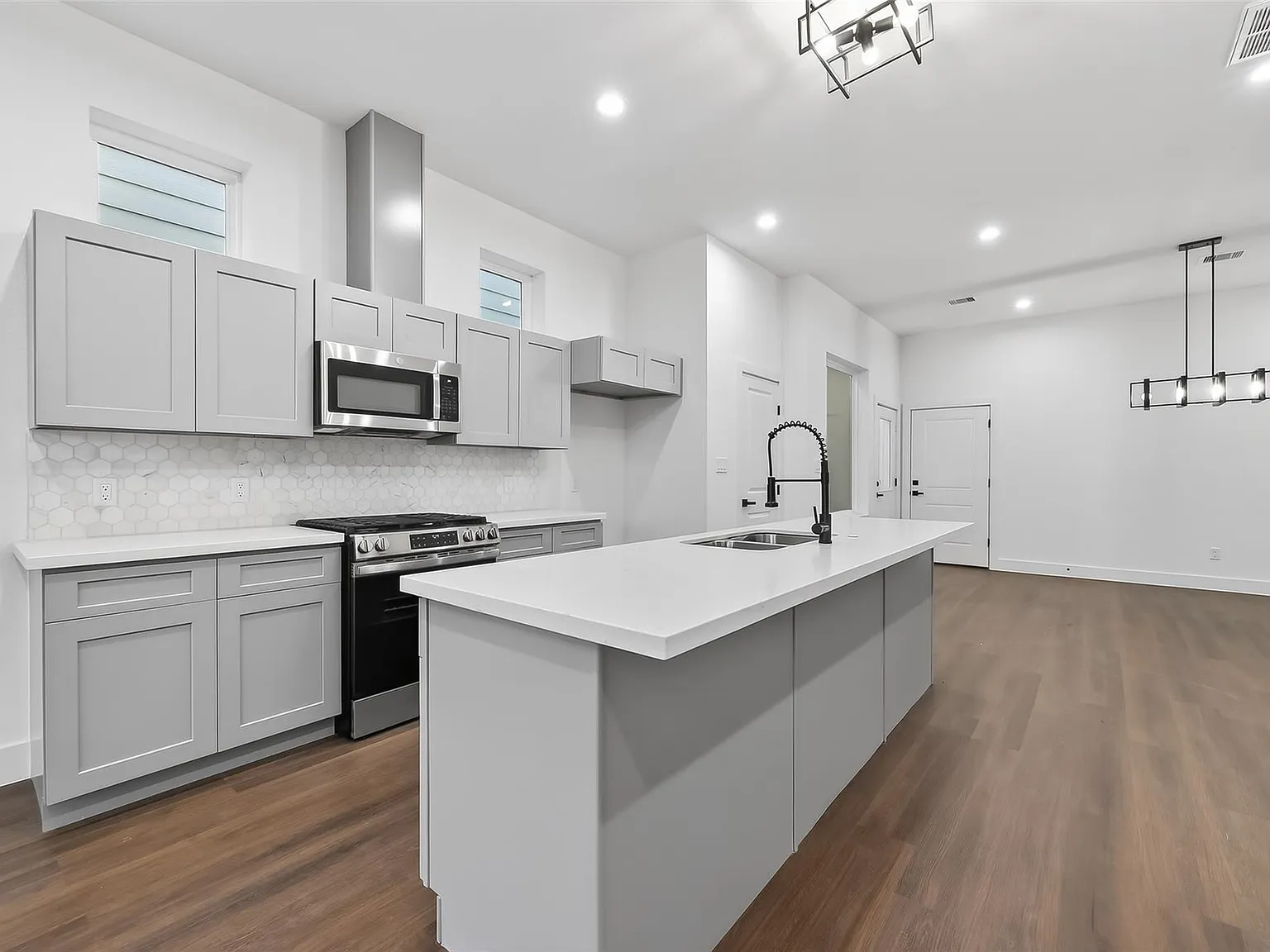 3 bed, 3.5 bath, 1921 sqft, $2,399 — Photo 4