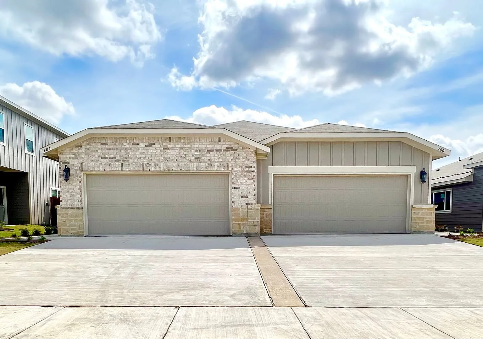 Available Now! Gorgeous 3 Bedroom Duplex Located In Midlothian Isd! — Photo 1