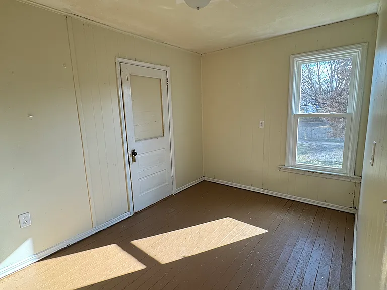 422 Seborn Ave — Photo 7