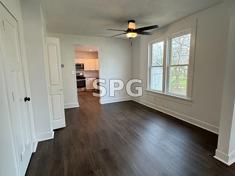 1002 E 10th St — Photo 8