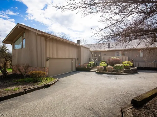 512 Overlook Dr #11, Aurora, OH 44202