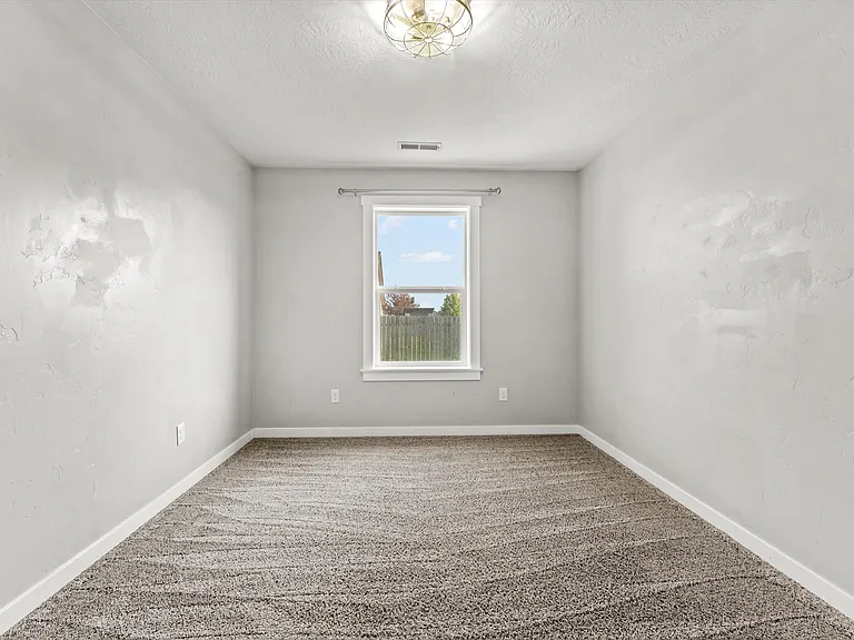 735 SW Huebert St — Photo 16