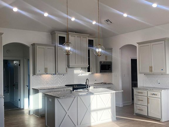 2nd image of 115 Lakes Edge Dr