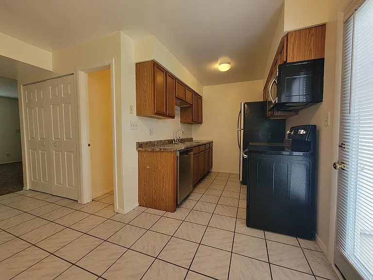 Kitchen / Dining Area
