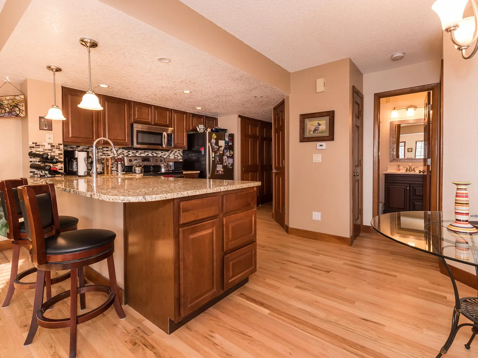 2 bed, 747 sqft, $2,300 — Photo 2