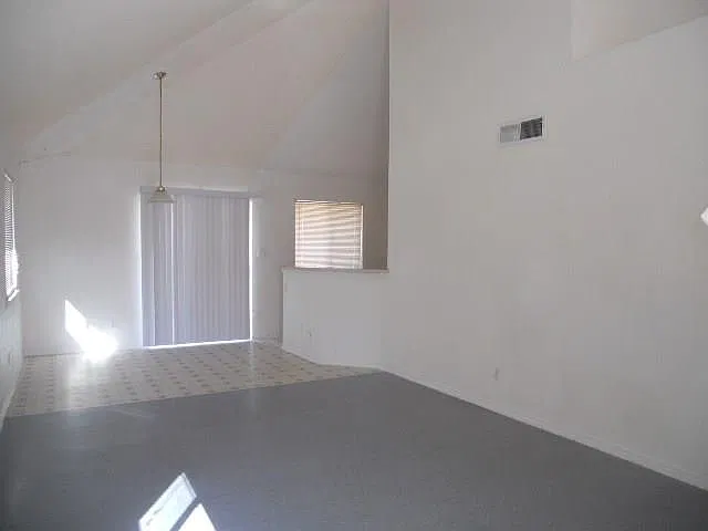 3 bed, 2.0 bath, 1136 sqft, $1,350 — Photo 3