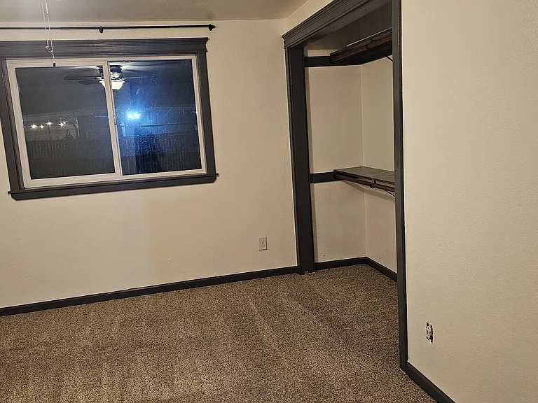 449 SW I St #B — Photo 6