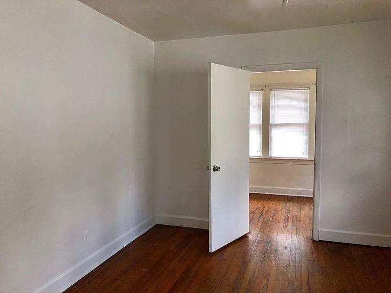 735 Grove St N — Photo 10