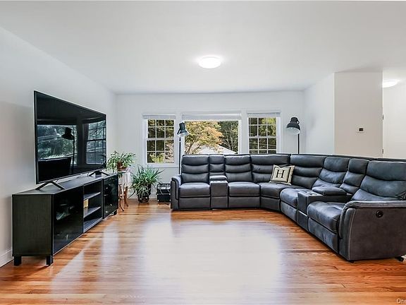 5th image of 23 Glenna Dr