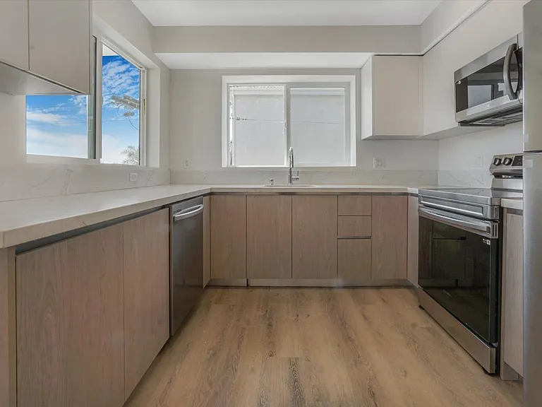 10918 Camarillo St #501 — Photo 40