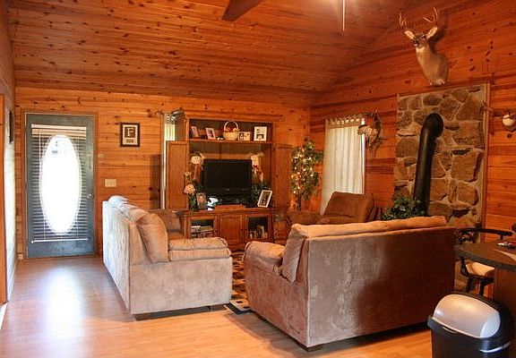 Large Living Area W/Laminate Flooring