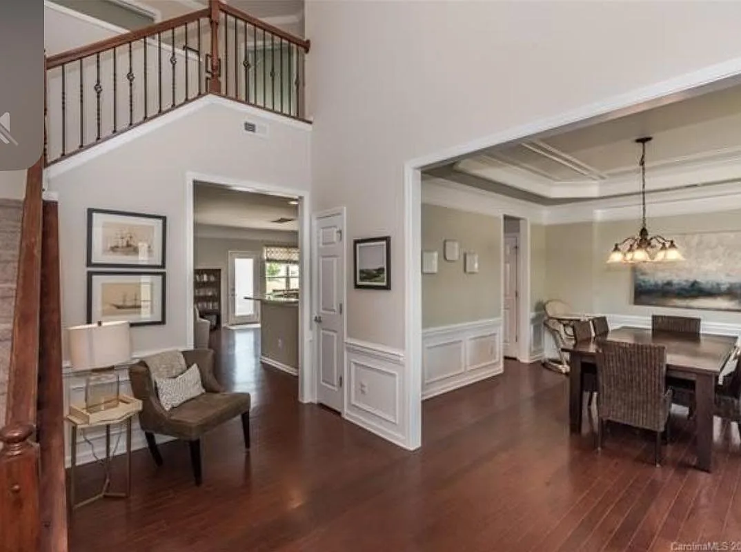 5 bed, 2843 sqft, $3,350 — Photo 2