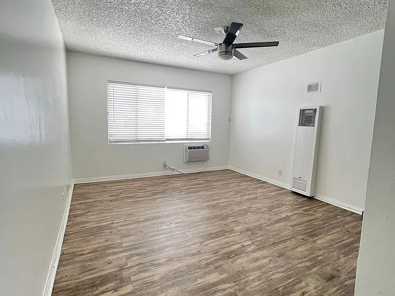 Eden Roc Apartments — Photo 15