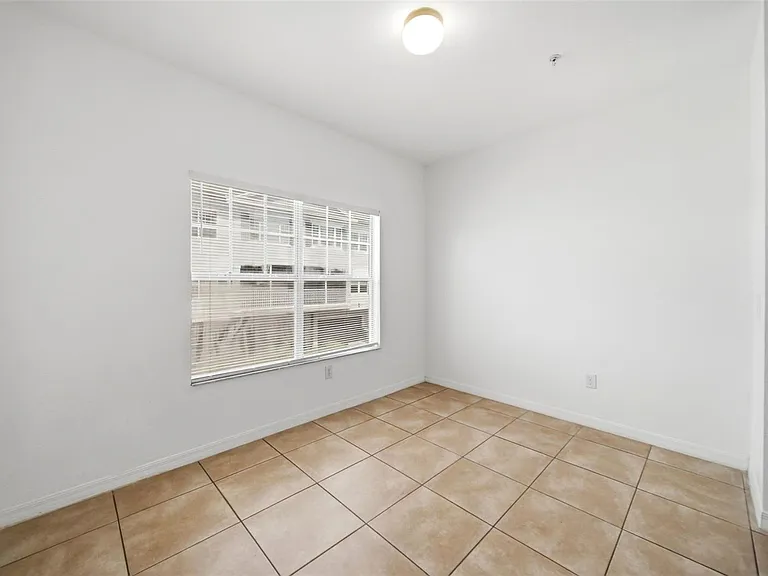2532 Grand Central Pkwy #8 — Photo 16