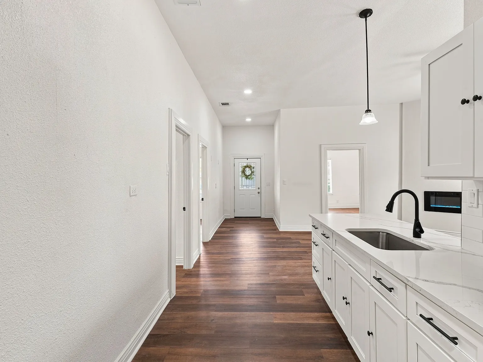 4 bed, 1383 sqft, $1,900 — Photo 3