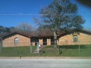 517 W Runk St, Hallettsville, TX 77984