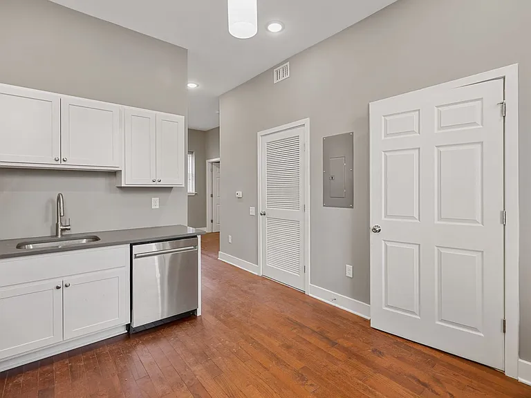 170 W Washington St — Photo 27