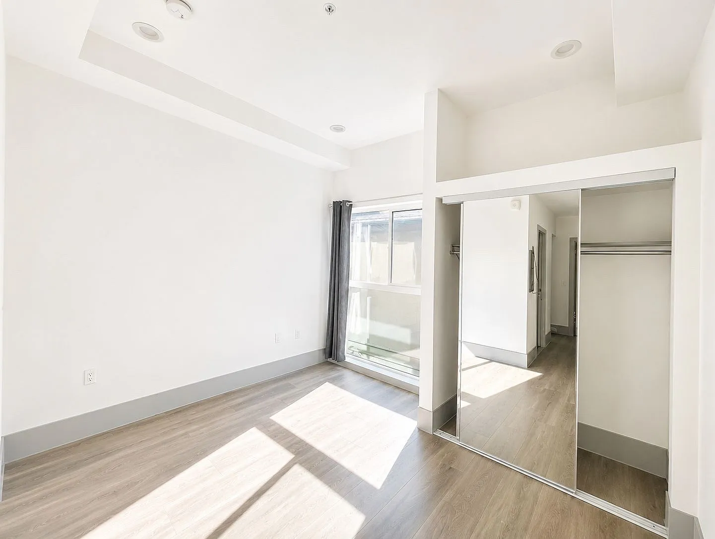 3 bed, 1000 sqft, $3,050 — Photo 4