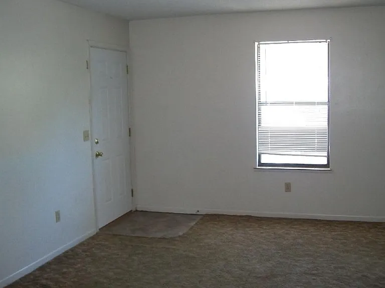 126 Hampton Dr — Photo 5