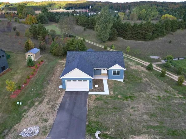 8552 S Olivia Dr, Maple City, MI 49664