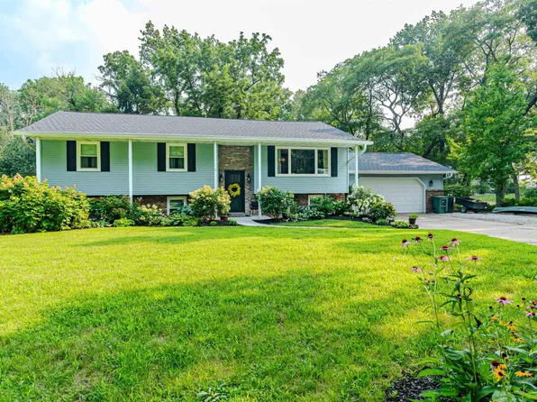 3805 Garden Ct, Pekin, IL 61554