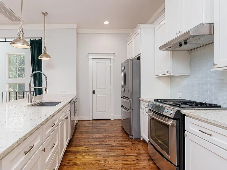 225 Knox St — Photo 15