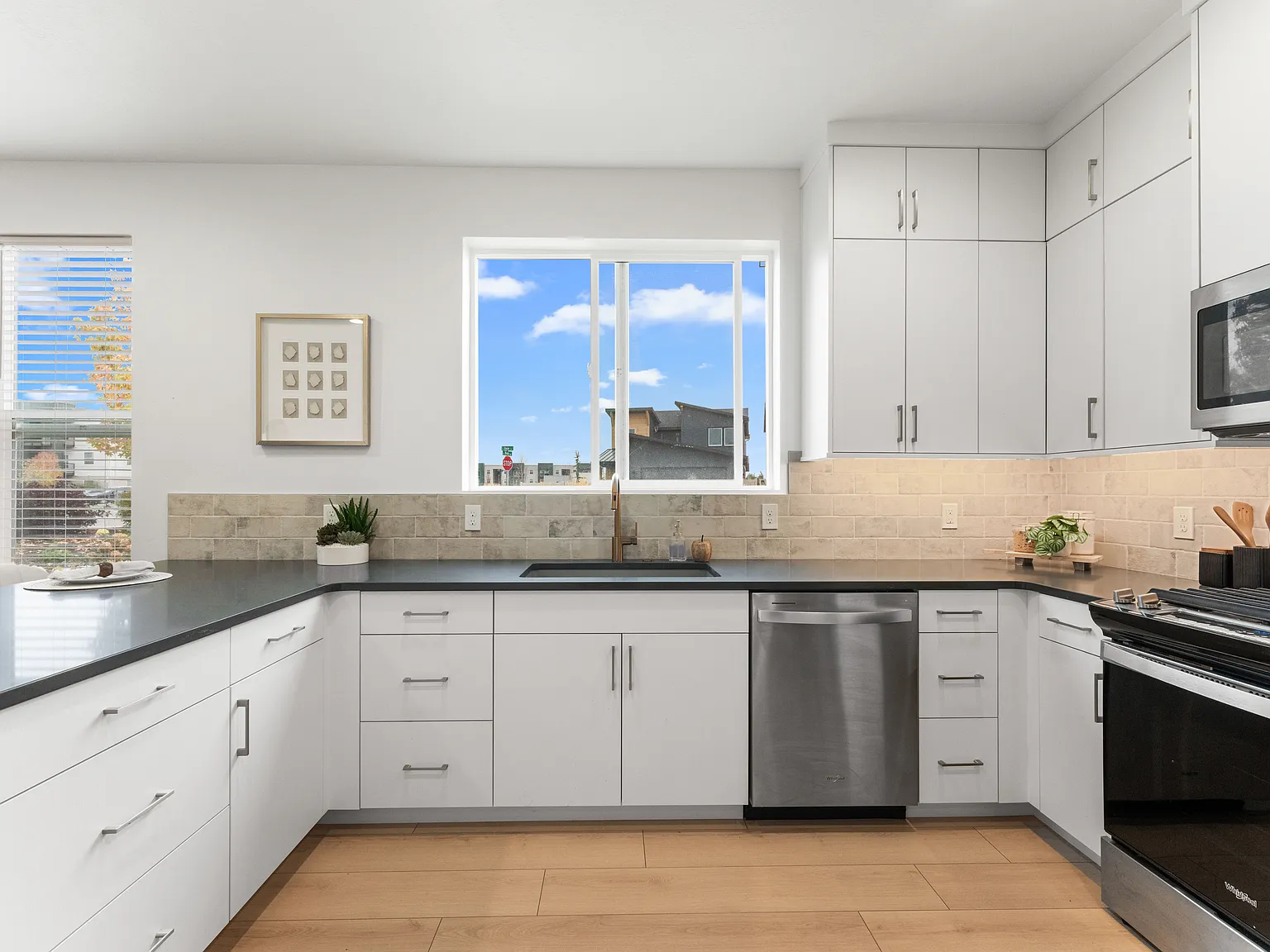 3 bed, 2.5 bath, 1679 sqft, $2,495 — Photo 3