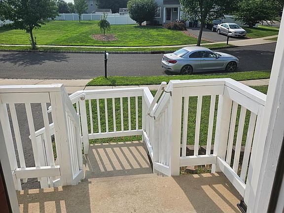 4th image of 323 Pigott Dr