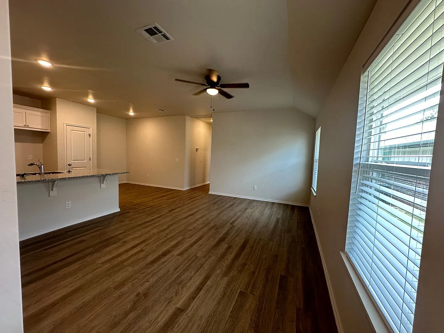 3 Bedroom 2 Bathroom Duplex in the Heart of Bethany — Photo 4