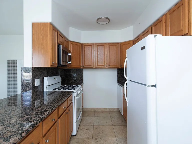 947 Oak Apartments — Photo 5