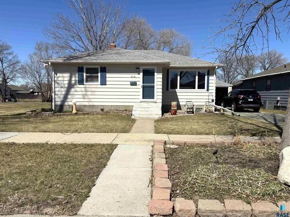 219 E 2nd St, Miller, SD 57362