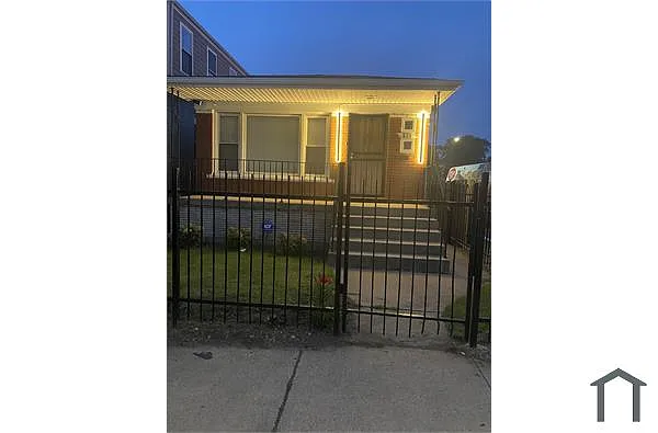 Building Photo - 835 E 87th St