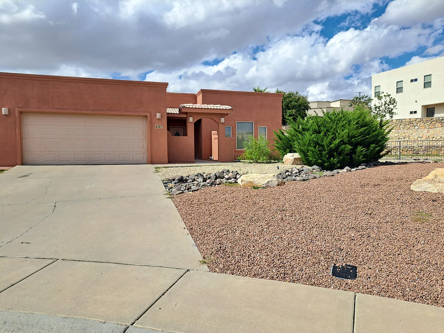 3 bed, 2010 sqft, $2,000 — Photo 1