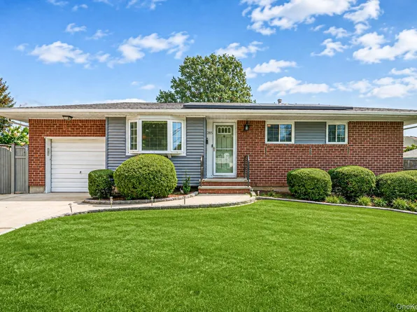 285 W 9th Street, Deer Park, NY 11729